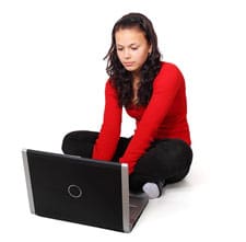 girl reading blogs